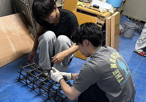建築科2年生　鉄筋コンクリート柱サンプル作り ～型枠の組立～
