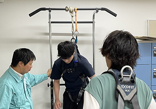 電気工事科1年生が防護具の使い方を学びました
