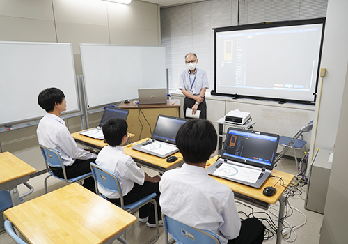 女川中学校のみなさんが東北電子でプログラミング体験