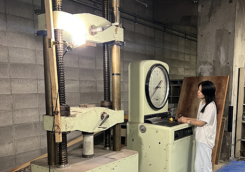 建築科2年生　鉄筋コンクリート柱サンプル作り ～コンクリートの圧縮強度試験（1回目）～
