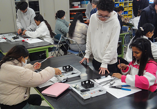 留学生が電気工事を体験し、電気の話で交流！