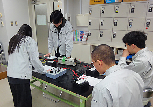 電気工事科1年生　金属管工事とオームの法則を学ぶ！