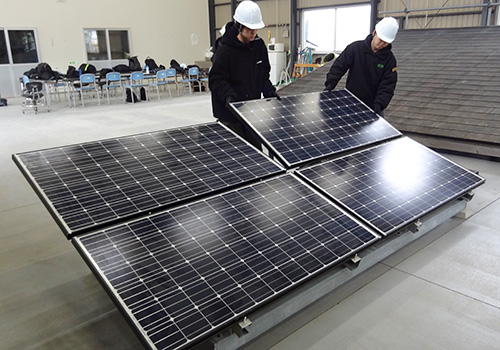 電気工事科　太陽光発電パネルの設置実習